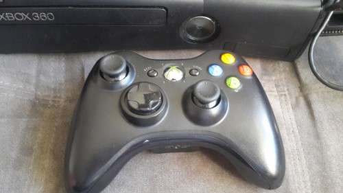 Xbox 360 Slim Matt Black 4GB + 2 Games