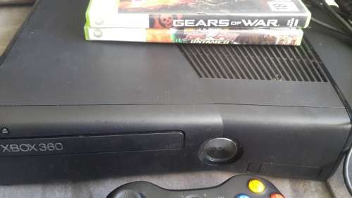 Xbox 360 Slim Matt Black 4GB + 2 Games