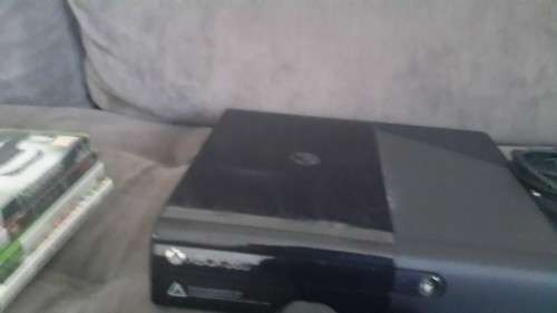 Xbox 360 E 500GB + Controller + 4 Games