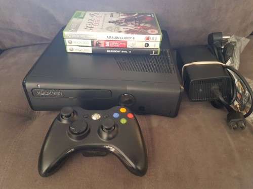 Xbox 360 Slim 250GB + 3 Games
