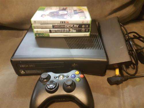 Xbox 360 Slim 4GB + Wireless Controller + 4 Games