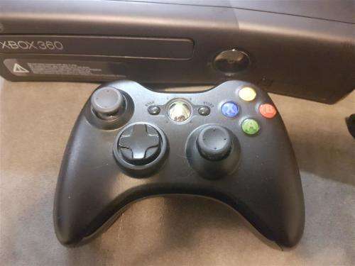 Xbox 360 Slim 4GB + Wireless Controller + 4 Games