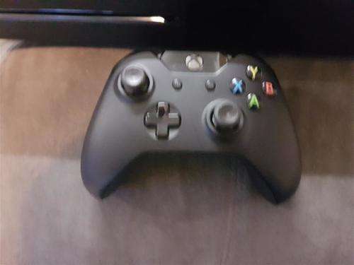 Xbox One 500GB + Wireless Controller