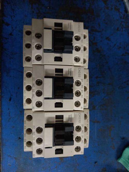 Schneider CAD32 Band 24V Contactor
