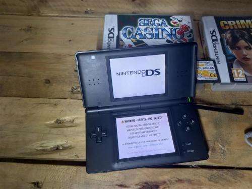 Nintendo DS Lite + Charger + 2 Games