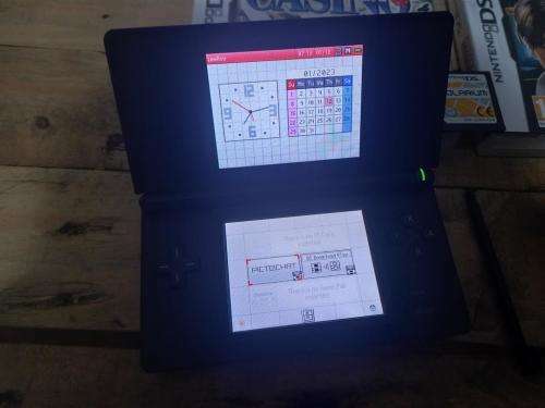 Nintendo DS Lite + Charger + 2 Games