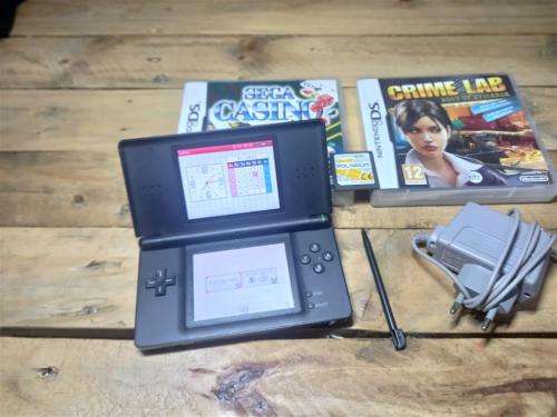 Nintendo DS Lite + Charger + 2 Games