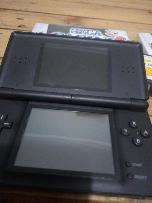 Nintendo DS Lite + Charger + 2 Games