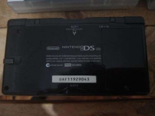 Nintendo DS Lite + Charger + 2 Games