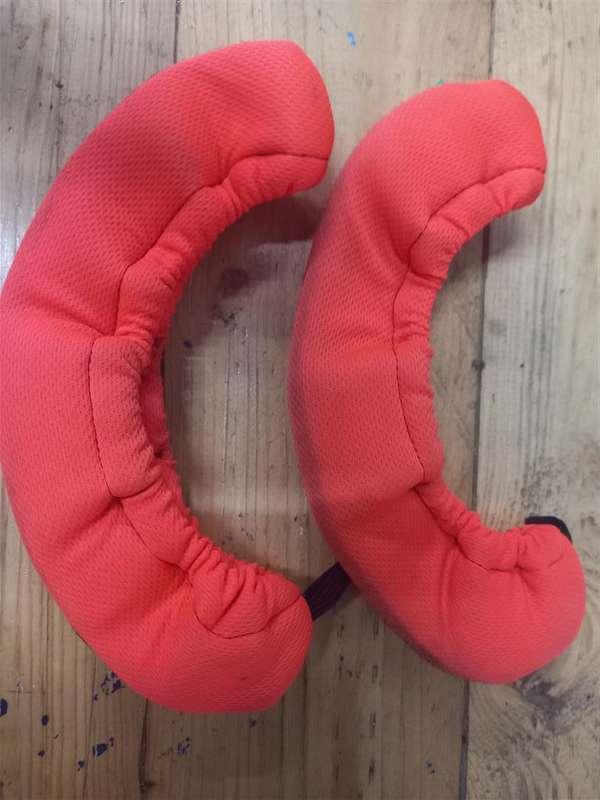 Orange ice skate covers 25cm length when stretched