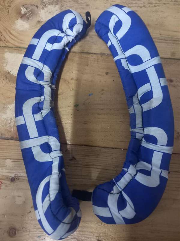Blue & White ice skate covers 30cm length when stretched