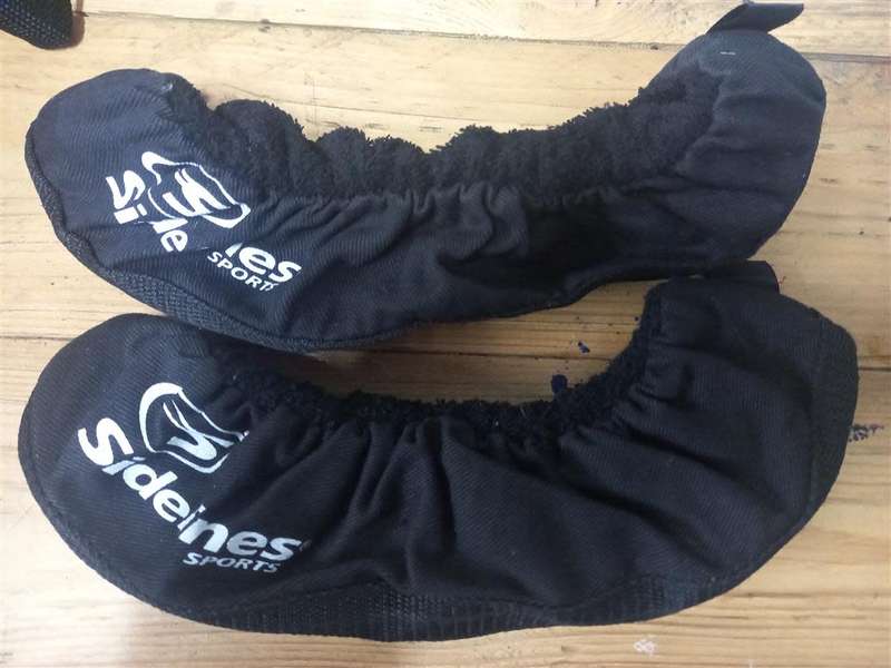 Black Sidelines ice skate covers 34cm length when stretched
