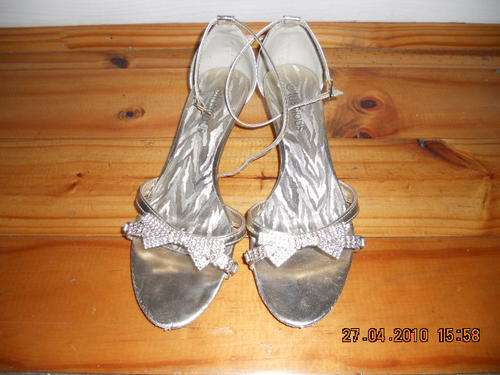 CUTE GOLD SHOES - SIZE 3 - BID FROM R1!!!