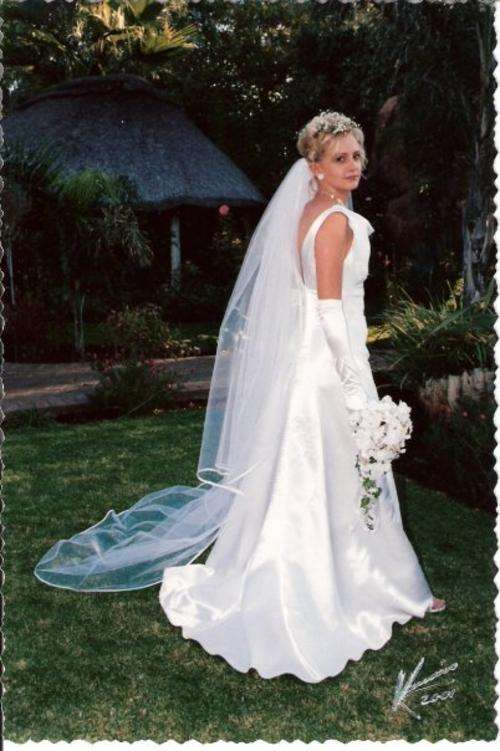 Wedding Dress Vera Wang Replica ***** PRICE REDUCED,PHOTOS UPDATED AND EXTRAS ADDED*****FINAL RELIST