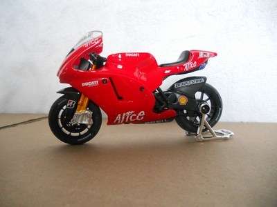 Ducati Desmosedici Loris Capirossi No.65 - 1:18 Maisto