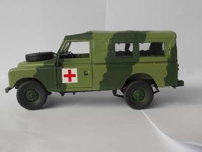 Land Rover Series III 109 Military Medic - 1:18 Eagle Collectible