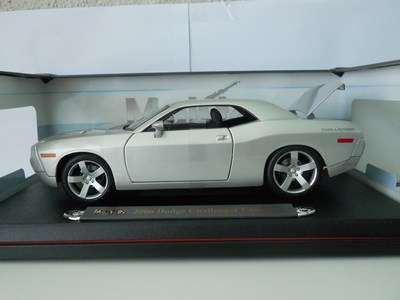 2006 Dodge Challenger Concept - Maisto Premiere Edition - 1:18 Silver (NIB)