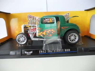 1932 Ford Street Rod - Road Signature Shyne Rodz Collection - 1:18 Green (NIB)