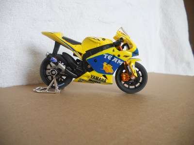 Yamaha Factory Racing Team 2005 - Valentino Rossi #46 - 1:18 Maisto