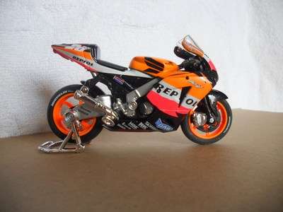 Honda RCV 211 2006 # 26 - Dani Pedrosa - 1:18 Maisto