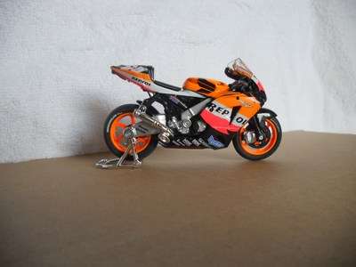 Honda RCV 211 2006 #69 - Nicky Hayden - 1:18 Maisto