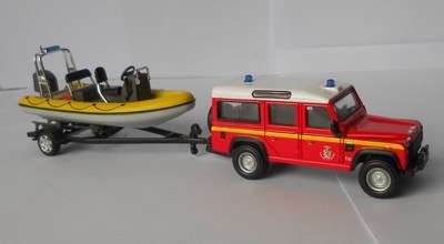 Land Rover 110 Defender with boat - Police - 1:43 Burago