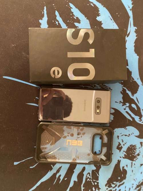 Samsung Galaxy S10e 128gb Black with UAG Case *NO RESERVE*