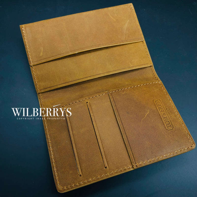 Retail: $129 / R2,199.00 TOM & FRED London® Men's CAMEL TAN Manchester Vertical Bi-fold Wallet