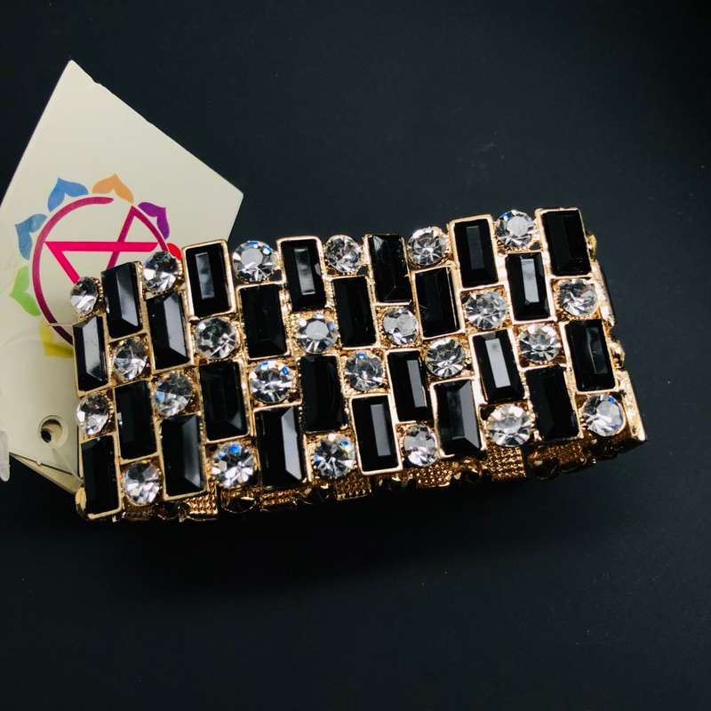 last 1! Must see! Retail: R2,000.00 AMRITA NEW YORK Casey Stretch Bracelet