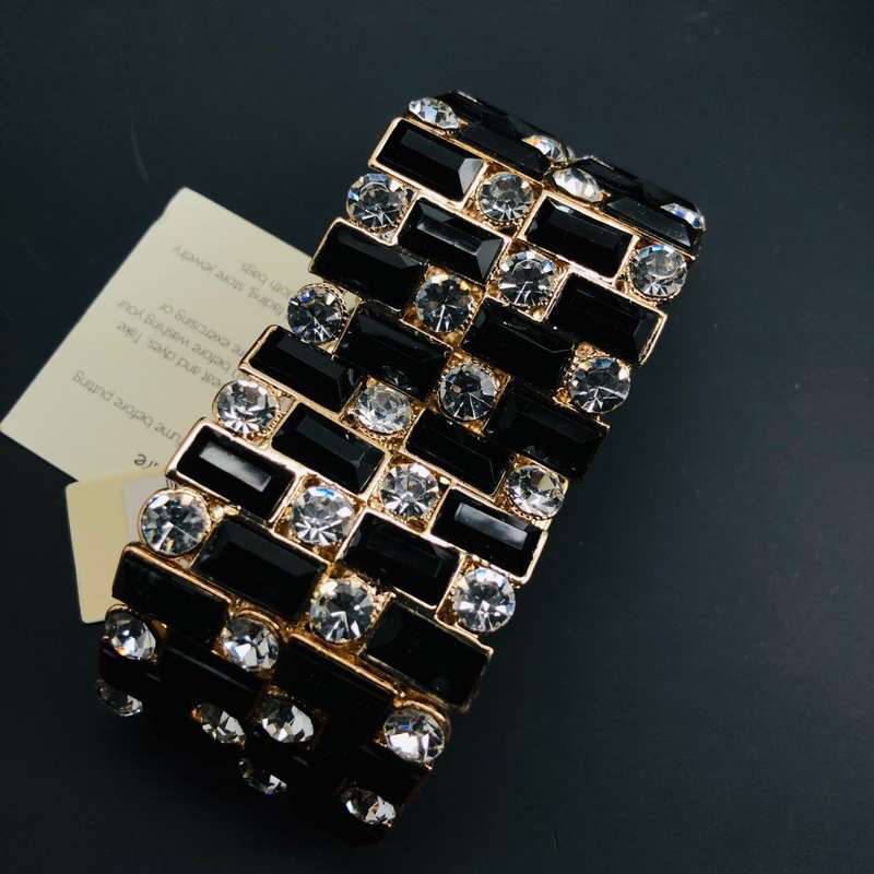 last 1! Must see! Retail: R2,000.00 AMRITA NEW YORK Casey Stretch Bracelet