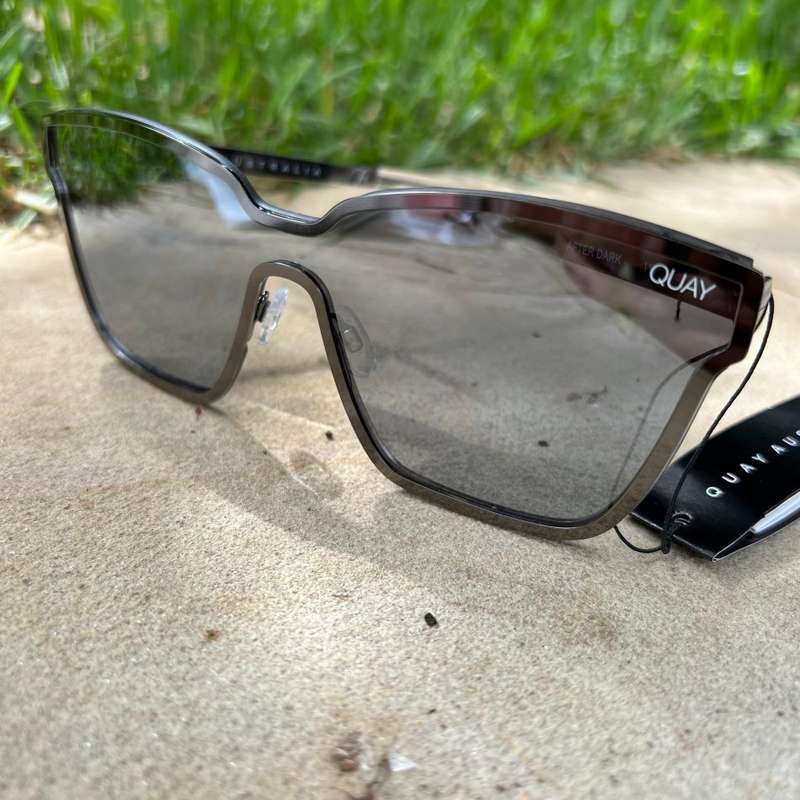 must see!! QUAY Women's AFTER DARK Smoke Mirror Sunglasses **AUTHENTIC BRAND NEW
