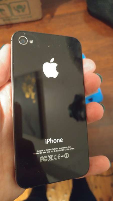 iPhone 4 16GB WiFi+3G Bundle (Blue Otterbox Case & 2 USB charging cables) - Unlocked
