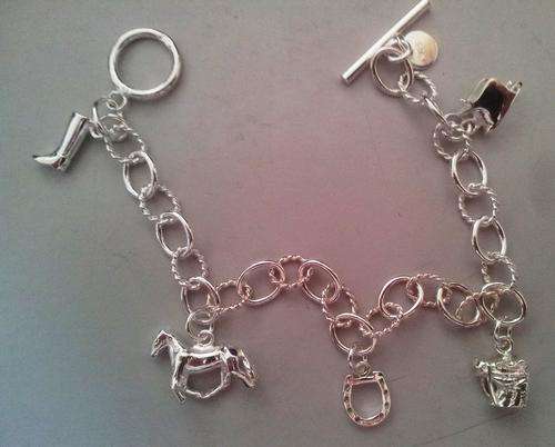 PRETTY HORSE-THEMED BRACELET