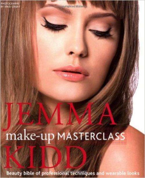 MAKE-UP MASTERCLASS - Beauty bible of professional techniques and wearable looks