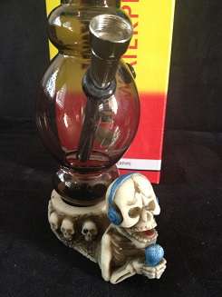 RASTA SMALL SKULL BONG +-22CM HIGH