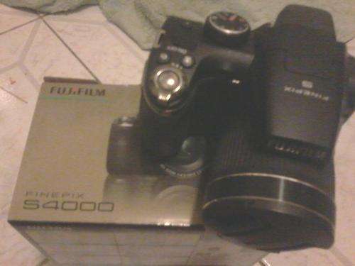 FujiFilm Finepix S4000 Digital Camera