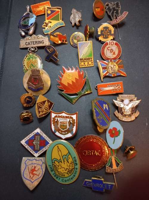 Collection of vintage badges. One bid for 32 badges