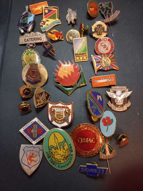 Collection of vintage badges. One bid for 32 badges
