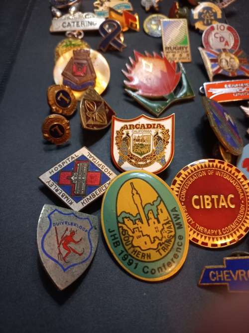 Collection of vintage badges. One bid for 32 badges