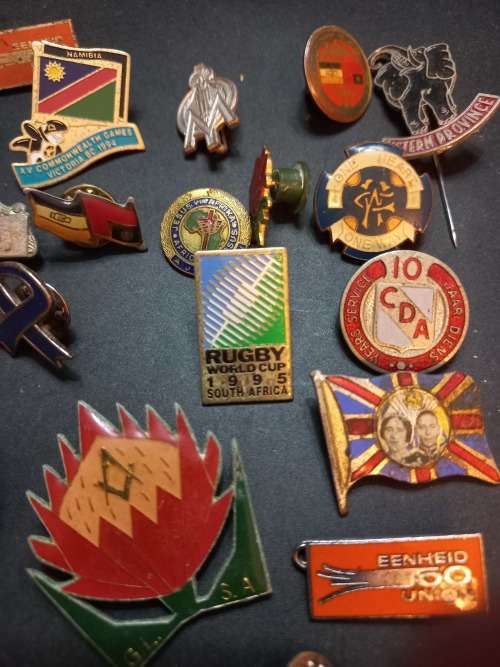 Collection of vintage badges. One bid for 32 badges