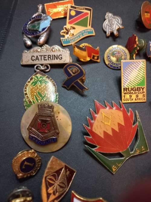 Collection of vintage badges. One bid for 32 badges