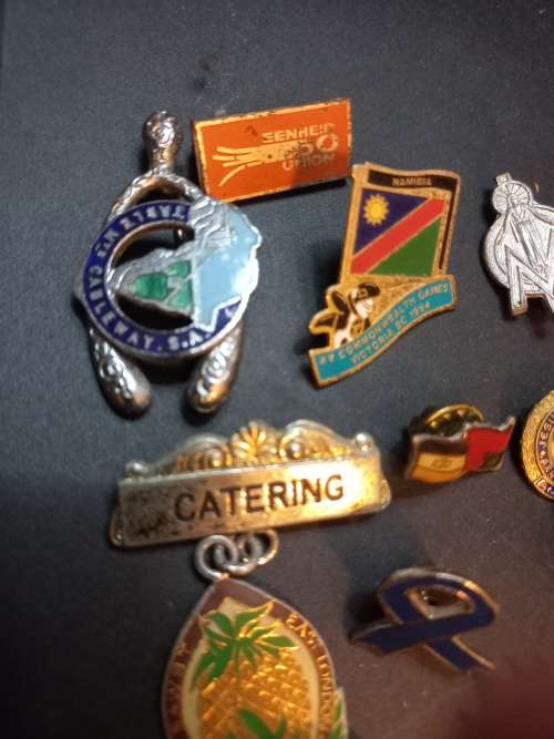Collection of vintage badges. One bid for 32 badges