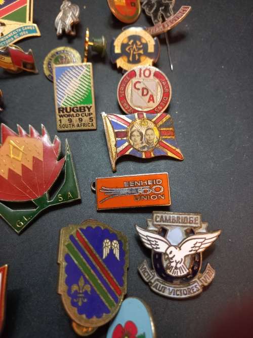 Collection of vintage badges. One bid for 32 badges