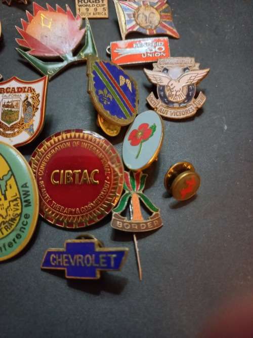Collection of vintage badges. One bid for 32 badges