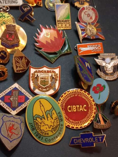 Collection of vintage badges. One bid for 32 badges