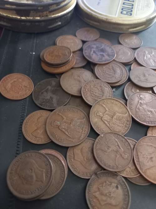 Tin with over 60 Great Britain pennies and half pennies