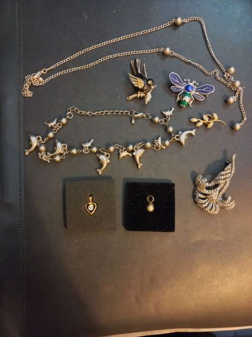 Costume jewelery lot, including an marcasite brooch