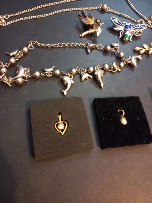 Costume jewelery lot, including an marcasite brooch