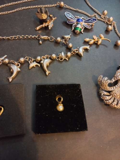 Costume jewelery lot, including an marcasite brooch