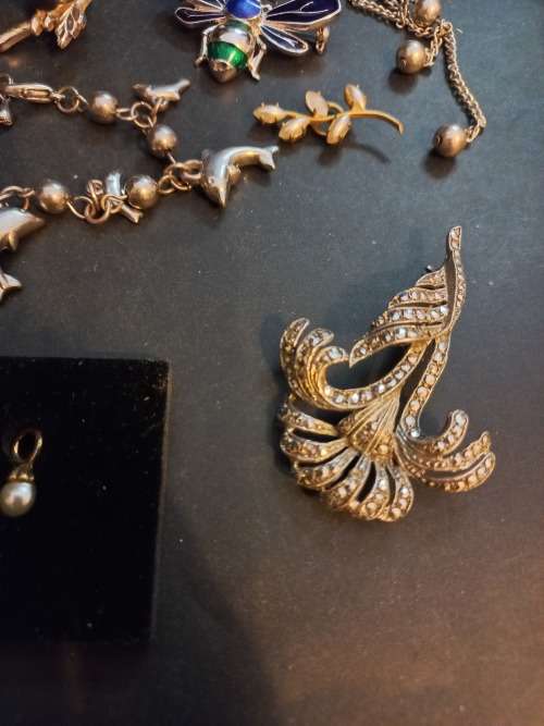 Costume jewelery lot, including an marcasite brooch